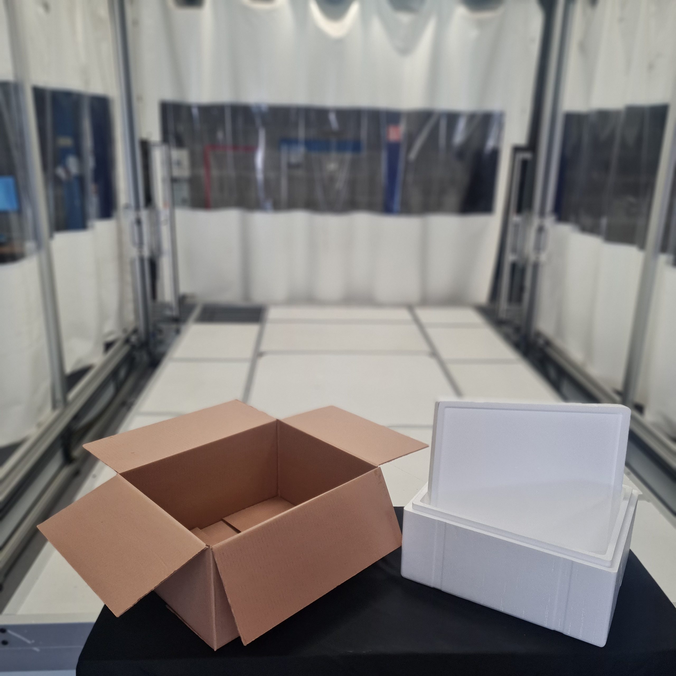 Boîte rectangulaire avec suremballage carton